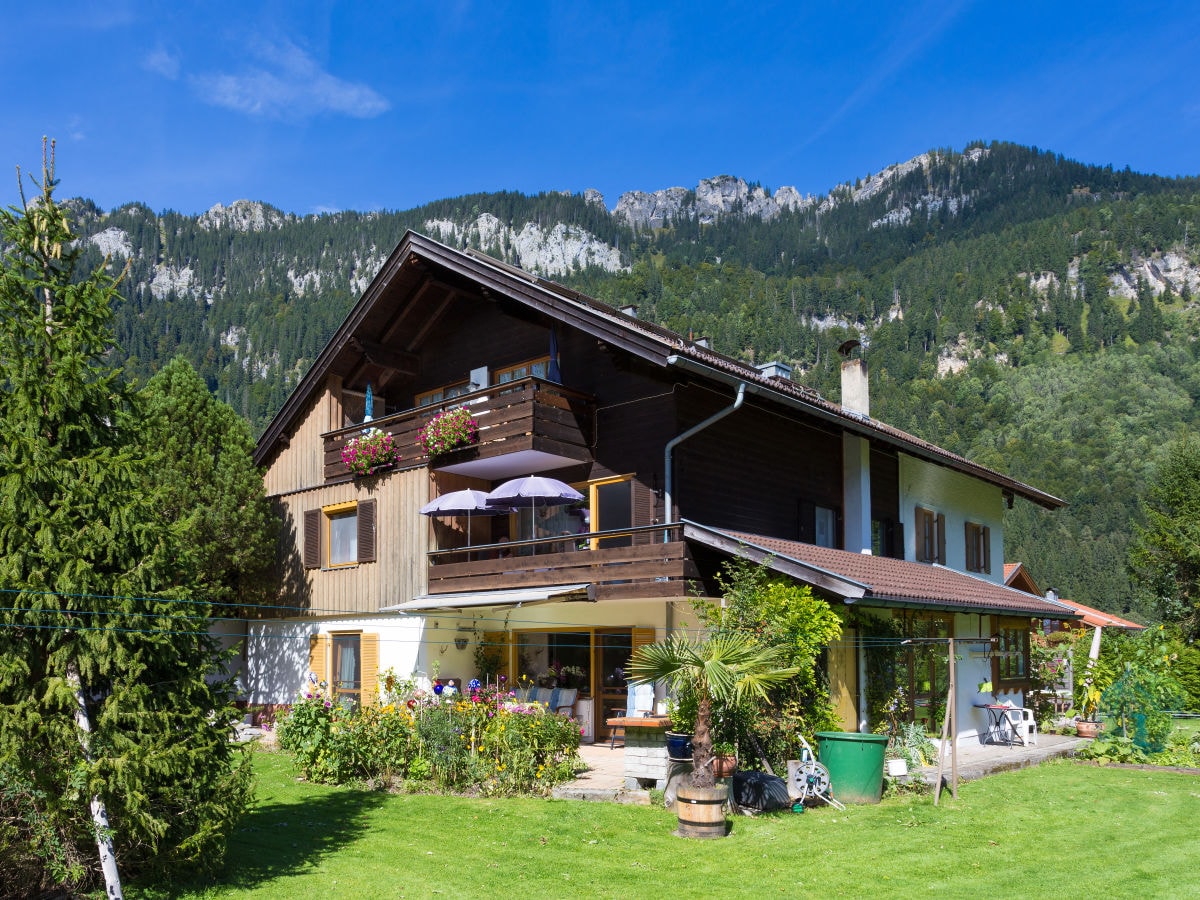 Haus mit Garten und Blick auf die Berge