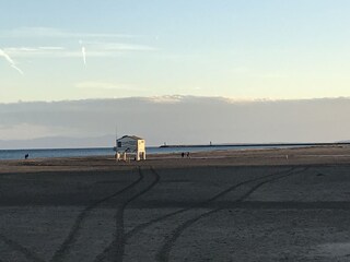 Am großen Sandstrand mit Pyrenäenblick