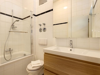 Das Bad (in  Kürze mit Dusche).