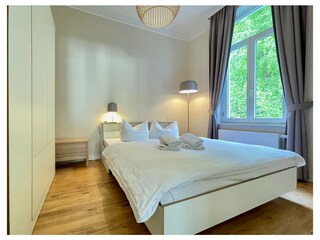 Das Schlafzimmer mit Doppelbett und Kleiderschrank.