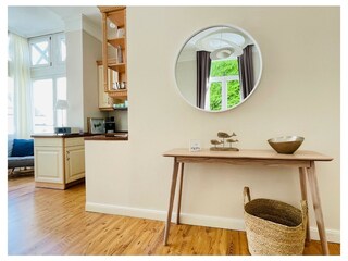 Blick vom Wohnzimmer zur Küchenzeile.