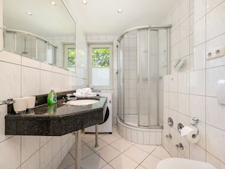 Das Bad mit Dusche, WC ...