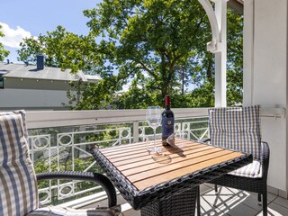 Der komfortabel möblierte Balkon.