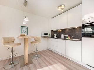 Der Eßplatz mit Küchenzeile im Wohnzimmer.
