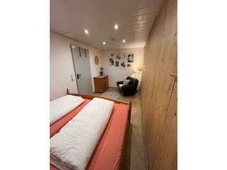 Schlafzimmer mit Doppelbett