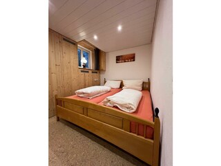 Schlafzimmer mit Doppelbett