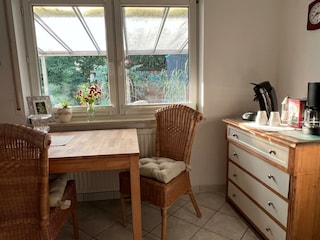 Essbereich mit Blick in den Garten + Kaffeebar rechts