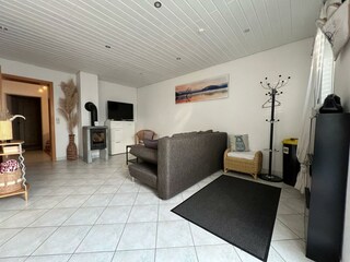 Großer Garderobenbereich im Eck des Wohnzimmers