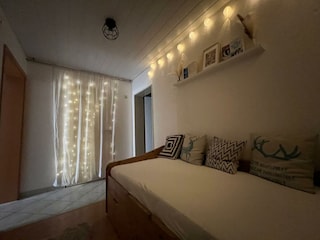 Für Gemütlichkeit sorgen zahlreiche Lichtquellen