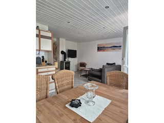 Sicht vom Esstisch mit Blick zum offenen Wohnzimmer