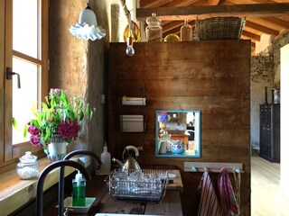 Gut ausgestattete offene Küche