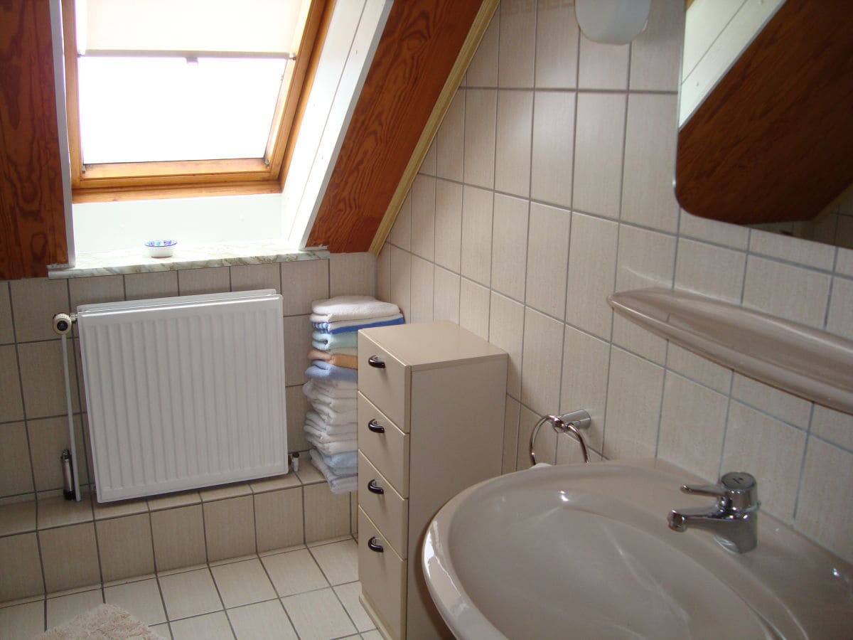 Badezimmer mit Dusche in der Ferienwohnung Stauch