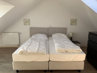 2. Schlafzimmer im DG mit Austritt auf Dachterrasse