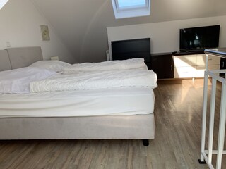 2. Schlafzimmer mit Fernseher