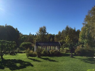 Der große Garten mit Gartenhaus