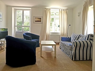 Das Wohnzimmer mit Tür zur Terrasse