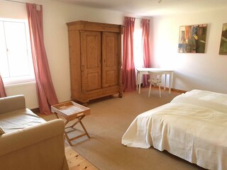 Geräumiges Zweibettzimmer inkl. Schlafsofa im EG