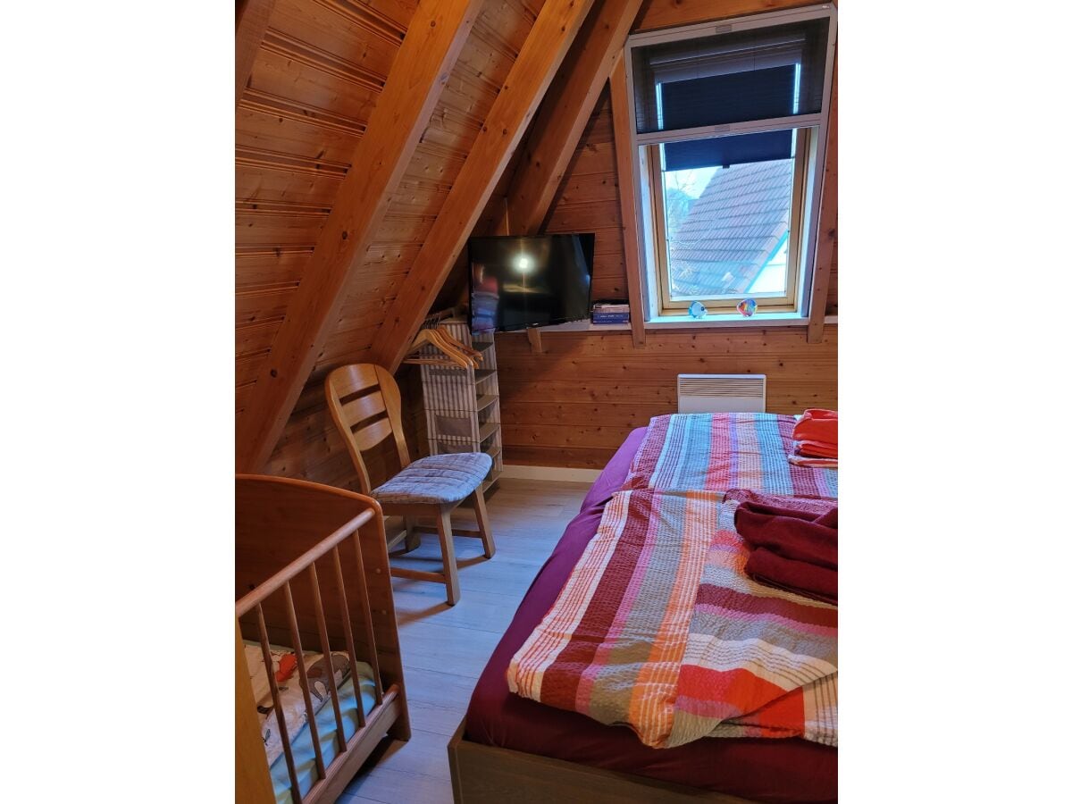 Elternschlafzimmer mit zusätzlichem Kinderbett