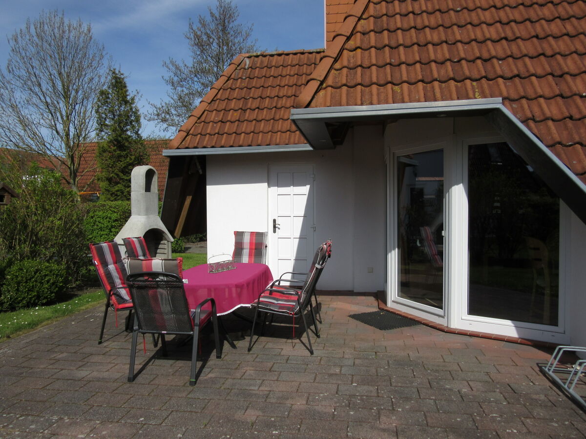 Außenansicht mit Terrasse und Außengrill