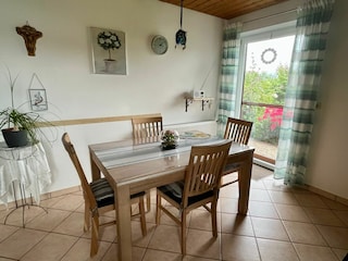 Essplatz mit Zugang zur Terrasse