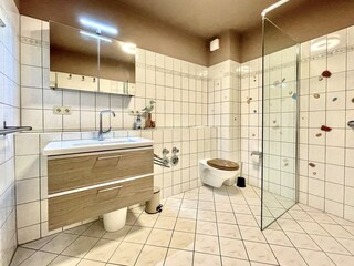 Badezimmer mit Dusche