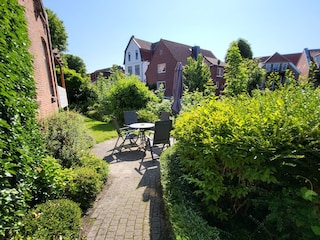 Garten mit Blick auf das Siel und den Ortskern
