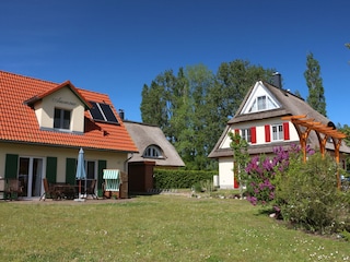 großer Garten, Terasse und Strandkorb