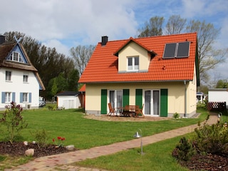 Zugang zum Haus über den südlich gelegenen Garten