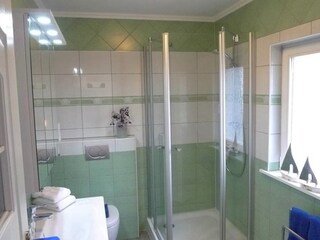 Das Badezimmer mit Dusche