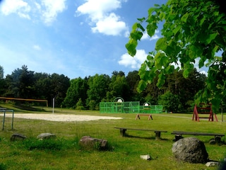 Gleich nebenan der Sportplatz der Gemeinde