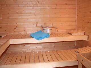 Entspannt saunieren in der großen Gartensauna