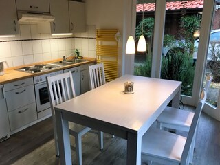 Heller Küchenbereich mit schönen Esszimmermöbeln