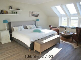 Schlafzimmer 1 mit schöner Sitzecke und tollem Ausblick