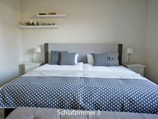 Schlafzimmer 3 mit Boxspring-Doppelbett