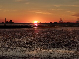 Sonnenuntergang, vom Strand Tossens auf Wilhemshaven