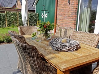 Große Terrasse direkt am Haus