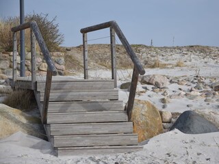 Zum privaten Strand des Resorts