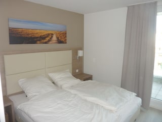 Schlafzimmer mit Doppelbett