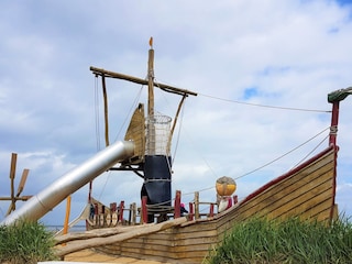 Spielpiratenschiff für Kinder am Strand