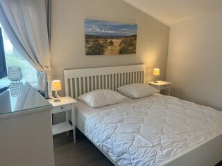 Schlafzimmer mit Fliegengitter und Fernseher