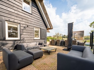 Terrasse mit Lounge und Esstisch mit Stühlen