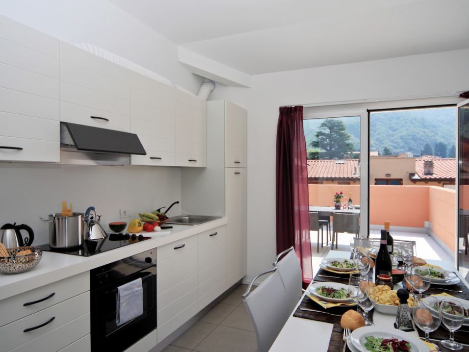 kueche mit zugang zu einem anderen balkon