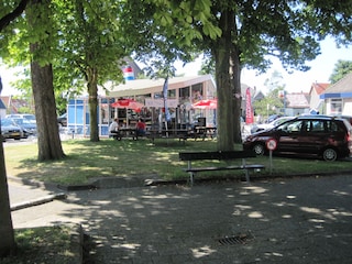 Fisch essen am gemütlichen Dorfplatz