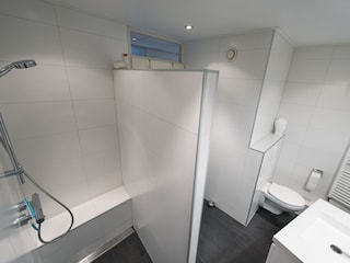 Das Badezimmer mit Dusche