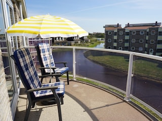 Balkon mit entspannenden Gartenstühlen