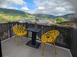 Balkon mit Burg- und Talblick