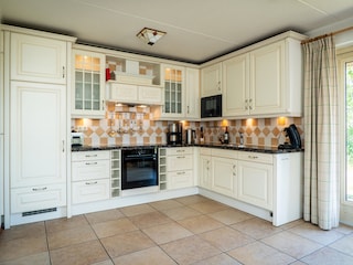 Die gut ausgestattete Küche