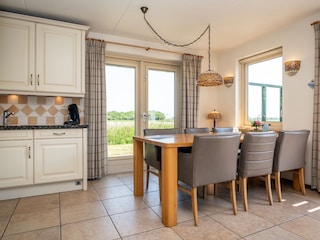 Der Esstisch vor der offenen Küche