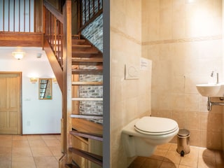 Toilette Erdgeschoss und Treppe