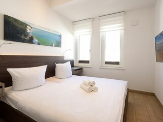 1. Schlafzimmer mit Doppelbett und HD-TV